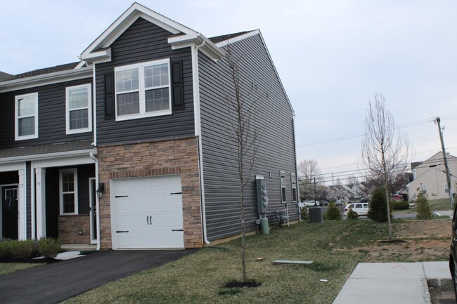 70 Nelsons Way in Westampton, NJ - Foto de edificio - Building Photo