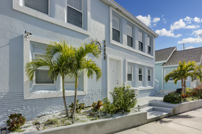 13409 Gulf Blvd in Madeira Beach, FL - Building Photo - Building Photo