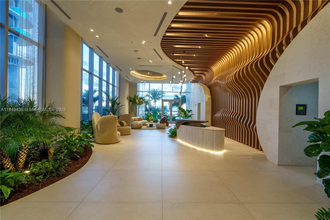 700 NE 24th St, Unit 1603 in Miami, FL - Building Photo