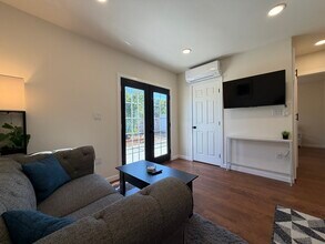 1518 Warwick Ave in Thousand Oaks, CA - Building Photo - Building Photo