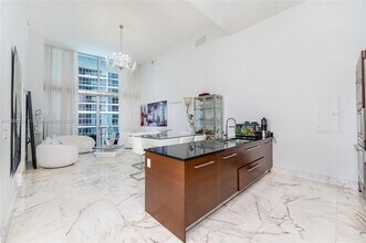 475 Brickell Ave, Unit 2209 in Miami, FL - Foto de edificio - Building Photo