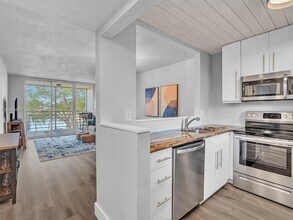 9340 Lagoon Pl, Unit 303 in Davie, FL - Foto de edificio - Building Photo