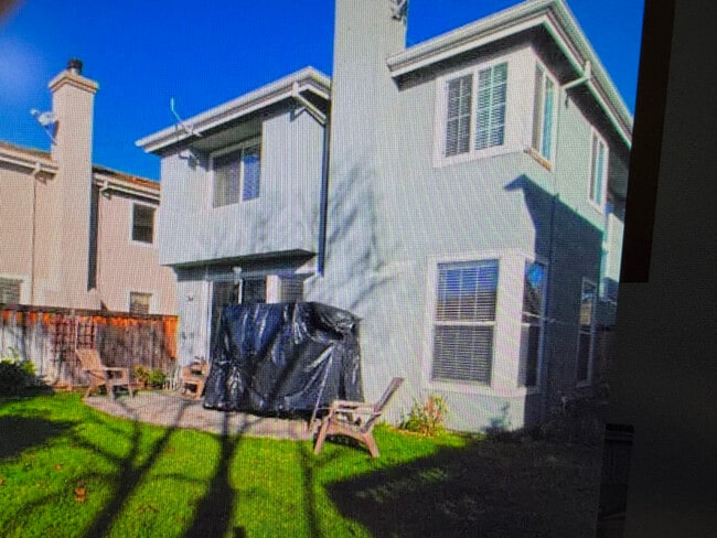 600 Birdsong St in Gilroy, CA - Foto de edificio - Building Photo
