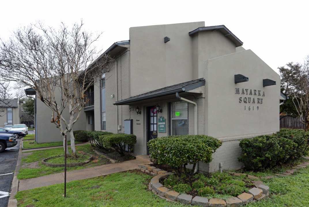 Mayarka Square in Irving, TX - Building Photo