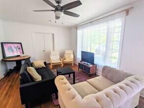 4000 Crescent Dr, Unit A in Austin, TX - Building Photo - Building Photo