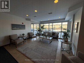 5070 Fairview St in Burlington, ON - Building Photo - Building Photo