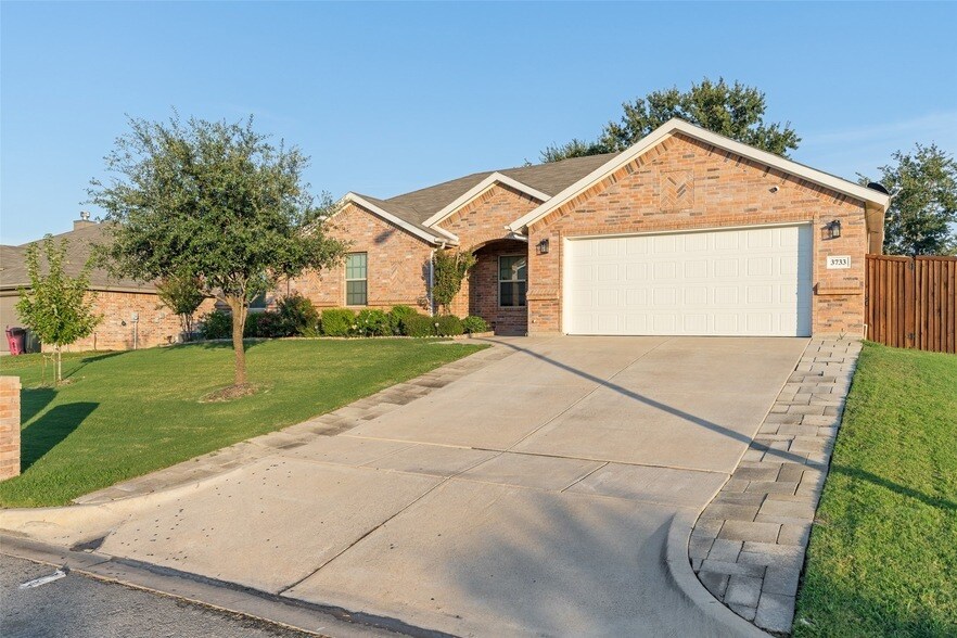 3733 Cecelia Ln in Forest Hill, TX - Foto de edificio