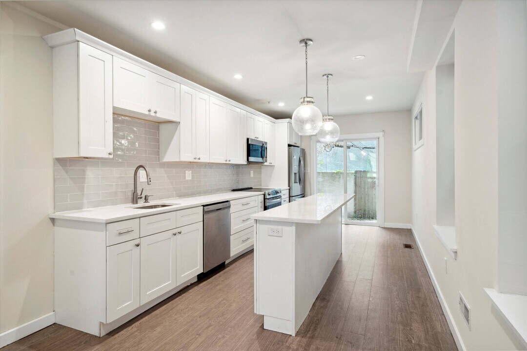 1826 W Montgomery Ave in Philadelphia, PA - Building Photo