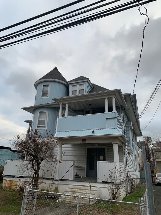 35-37-37 Highland Ave in Bridgeport, CT - Building Photo