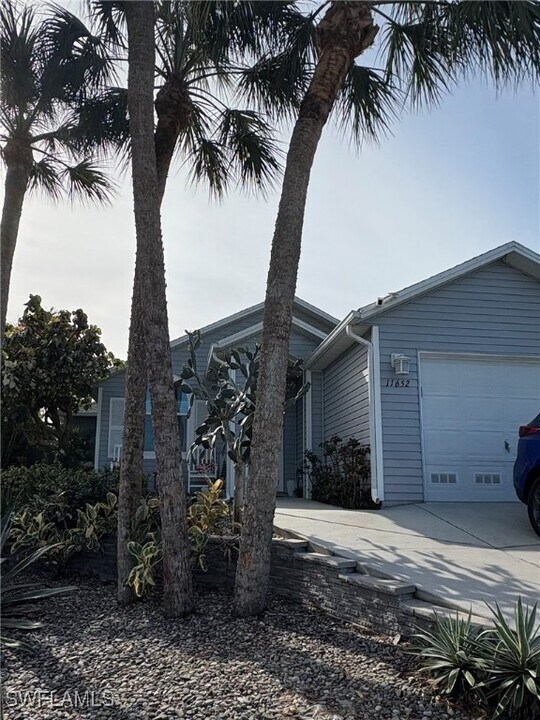 11652 Pawley Ave in Bonita Springs, FL - Building Photo