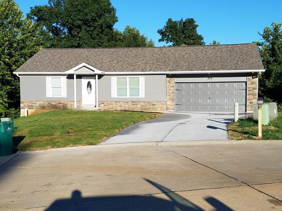 808 McLiviane Ct in Pevely, MO - Building Photo