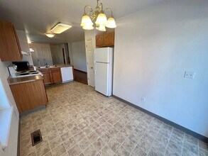 1290 Clearsprings Dr in Medford, OR - Building Photo - Building Photo