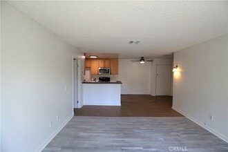 23515 Lyons Ave, Unit 201 in Santa Clarita, CA - Foto de edificio - Building Photo