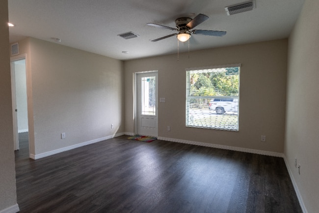 2015 Fraser St in Port Charlotte, FL - Foto de edificio - Building Photo