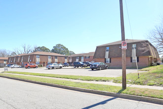 Bay View Square in Norfolk, VA - Building Photo - Building Photo