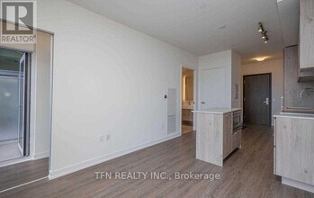 1 Yorkville Ave in Toronto, ON - Building Photo - Building Photo