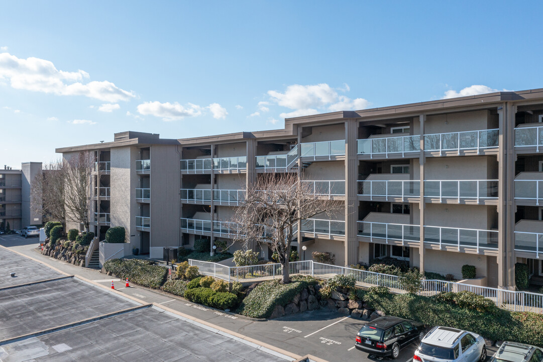 Bayview on the Lake in Kirkland, WA - Building Photo