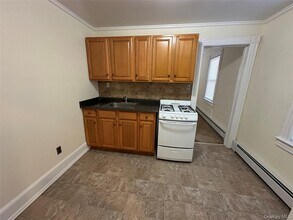 18 W Maple Ave in Suffern, NY - Building Photo - Building Photo