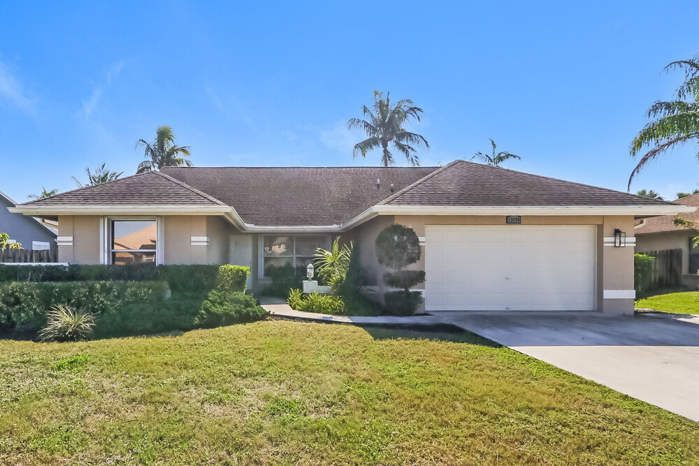 13698 Staimford Dr in Wellington, FL - Building Photo