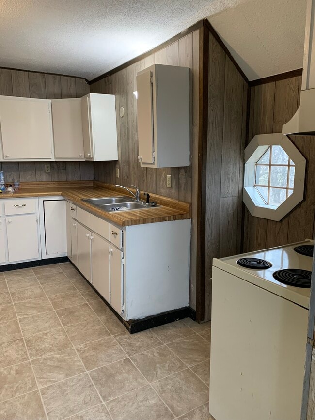 452 N Franklin St, Unit Upper in Mondovi, WI - Building Photo - Building Photo