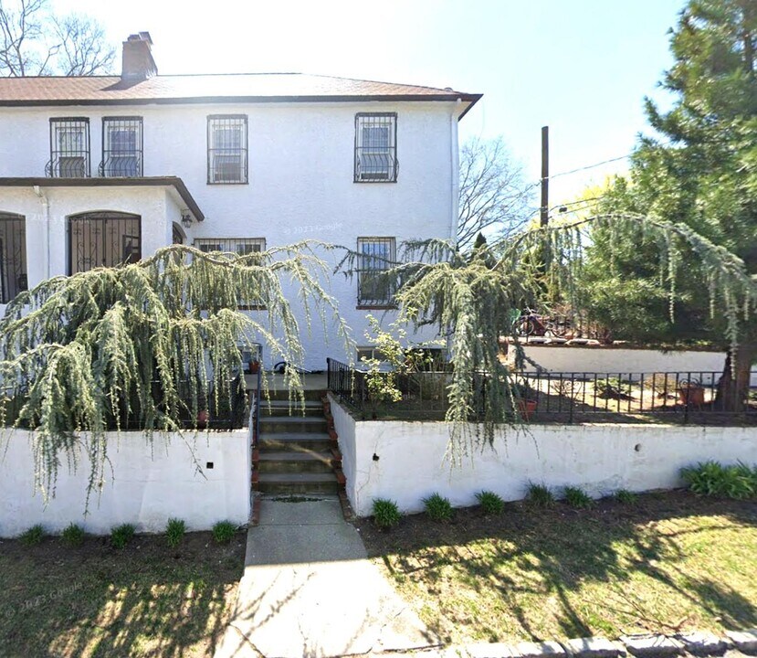 11 Floyd Pl in Great Neck, NY - Building Photo