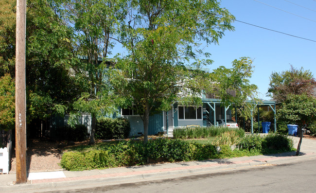 4437 Yukon Dr in Santa Rosa, CA - Foto de edificio - Building Photo