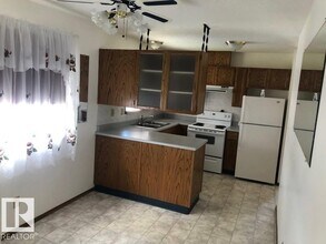 4619-4643 43 St in Mayerthorpe, AB - Building Photo - Building Photo