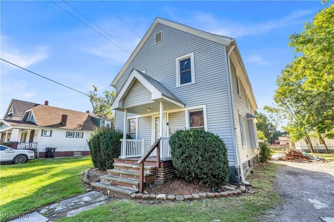 16716 Grovewood Ave-Unit -2/UP in Cleveland, OH - Building Photo - Building Photo