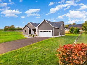 6251 Meadow Dr in Rome, NY - Foto de edificio - Building Photo