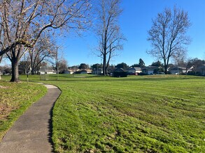 1056 Peggotty Pl in Santa Rosa, CA - Foto de edificio - Building Photo
