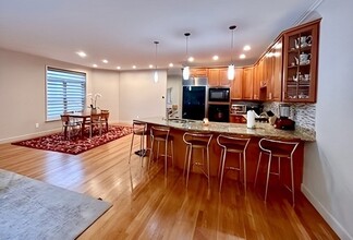 28 Tanglewood Rd in Newton, MA - Foto de edificio - Building Photo