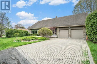 2302 Fox Crescent in Ottawa, ON - Building Photo - Building Photo