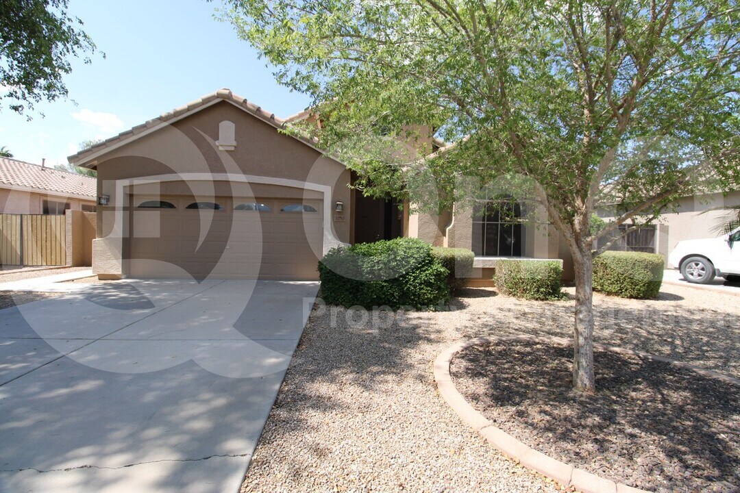 3250 E Hampton Ln in Gilbert, AZ - Building Photo