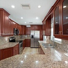 230 SW 30th Ave in Miami, FL - Foto de edificio - Building Photo