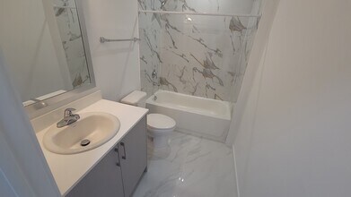 858 E 27th St, Unit B8 in Hialeah, FL - Building Photo - Building Photo