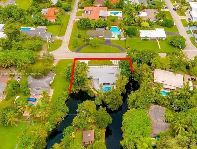 6025 SW 72nd Ave in Miami, FL - Building Photo - Building Photo