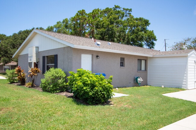 4611 S School Ave, Unit 4611 in Sarasota, FL - Foto de edificio - Building Photo