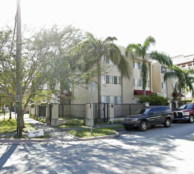 300 Madeira Ave in Coral Gables, FL - Foto de edificio - Building Photo