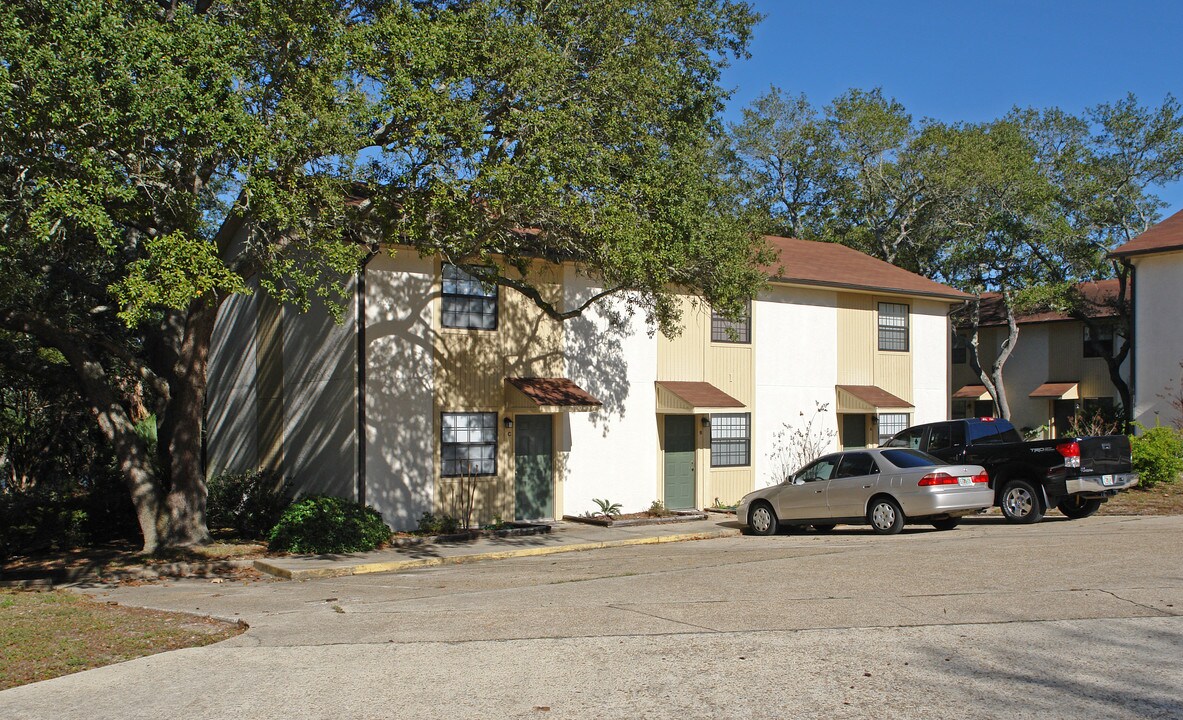 Lake Ware Apartments in Panama City, FL - Building Photo