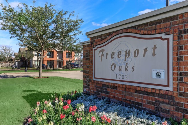 Freeport Oaks in Freeport, TX - Building Photo - Building Photo