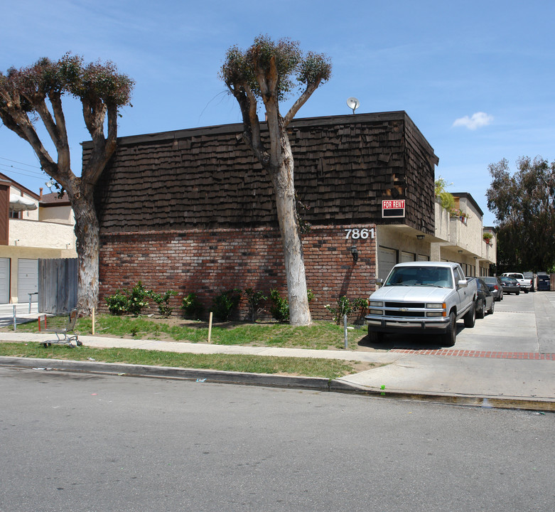 7861 Macdonald Ave in Huntington Beach, CA - Building Photo