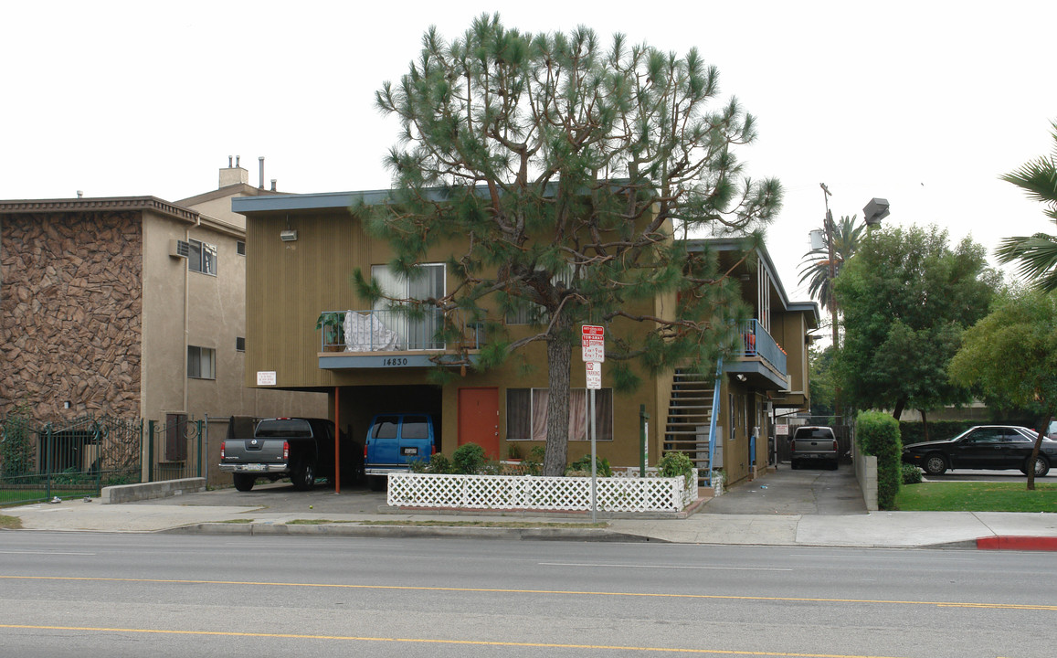 Victory Apartments in Van Nuys, CA - Building Photo