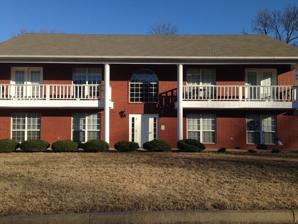 9 S Joplin Loop in Russellville, AR - Building Photo