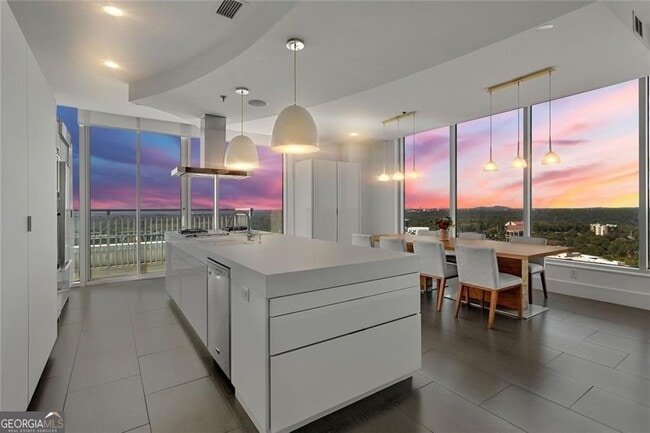 3338 Peachtree Rd NE in Atlanta, GA - Building Photo - Building Photo