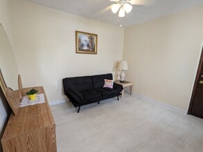 905 W 9th St, Unit B in Chester, PA - Foto de edificio - Building Photo