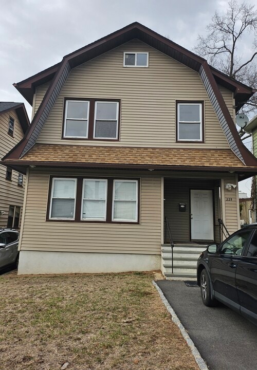 225 Tontine Ave, Unit 2 in Lyndhurst, NJ - Building Photo