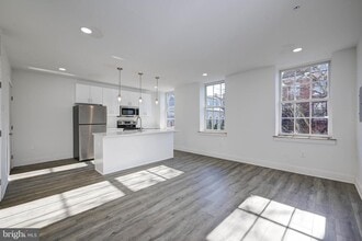 211 E Union St in Burlington, NJ - Foto de edificio - Building Photo