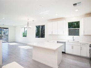 300 N Gila Springs Blvd in Chandler, AZ - Foto de edificio - Building Photo