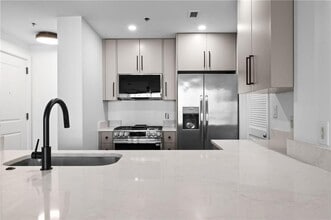 3338 Peachtree Rd in Atlanta, GA - Building Photo - Building Photo