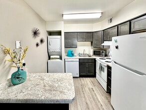Brookside Village Apartments in Virginia Beach, VA - Foto de edificio - Building Photo